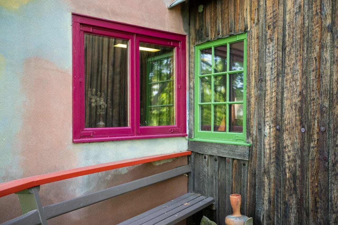 pink window and green window