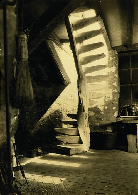spiral staircase with cantilevered steps
