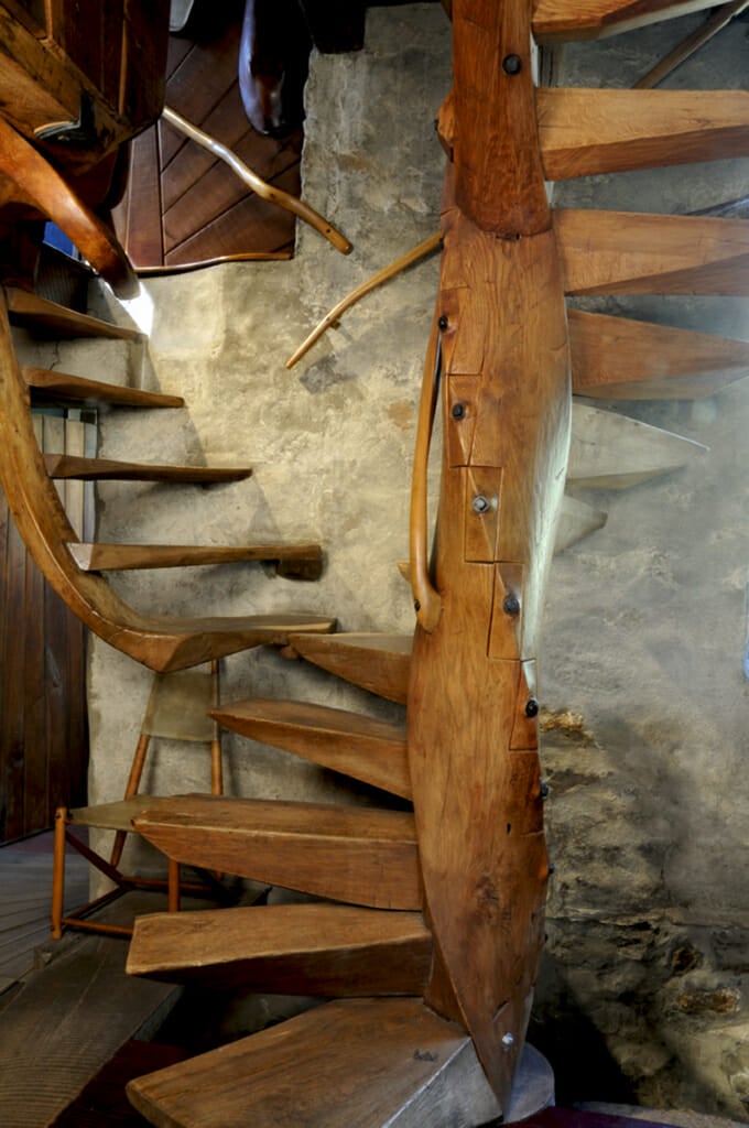 spiral staircase with cantilevered steps