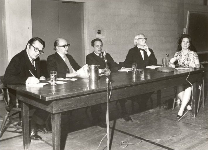  Venturi at the center of a panel discussion on architecture and the future of Chestnut Hill with others including Louis Kahn, second from right, organized by the Chestnut Hill Historical Society in 1967. Image Courtesy of the Chestnut Hill Conservancy.